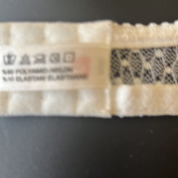 Bras - Picture 7 of 9